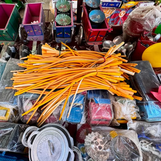 I thought nothing could surprise me anymore… but I was wrong.
At the local market in Mampikony, you can actually buy… used Foley catheters (yes, the ones inserted into the urethra). I’d like to believe they’re no longer destined for medical use, but the very fact that they’ve been washed, sorted, and placed for sale in the toy section is, to say the least, surprising.
Madagascar has a way of reminding you that here, the boundaries between everyday life, absurdity, and humor can be remarkably fluid.